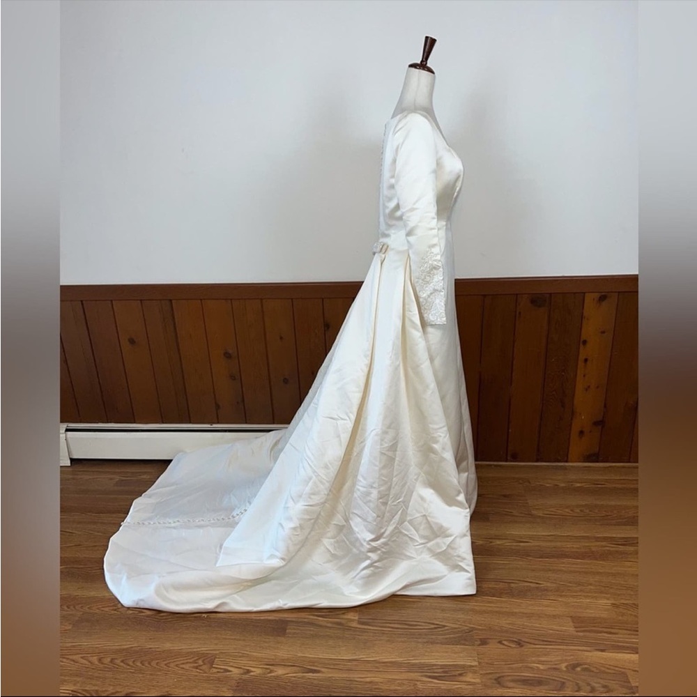 Elegant White Satin Gown - Picture 8 of 10